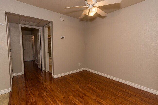 Foto del edificio - For Rent – 1 Bed, 1 Bath Condo Near Durang...