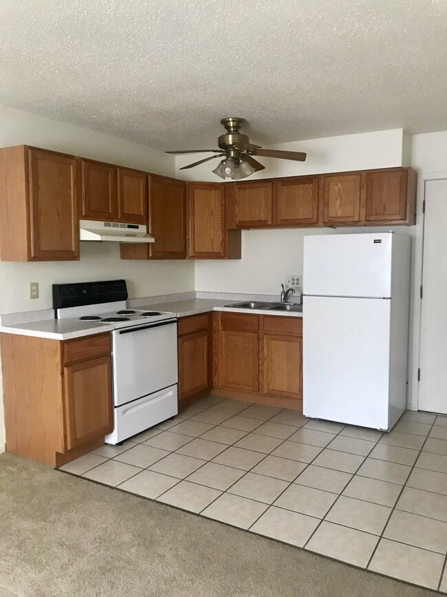 Building Photo - 316 & 400 Monitor Apartments