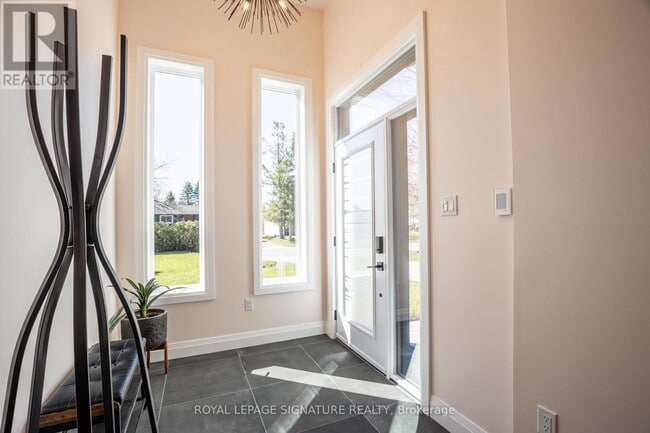 Building Photo - 34 Champlain Crescent
