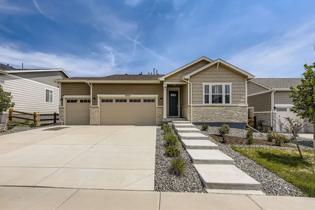 Foto principal - Beautiful 4-Bedroom Ranch Home in highly s...