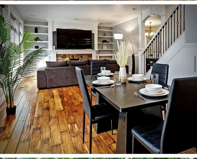 Foto del edificio - * FULLY FURNISHED * -3 levels, 7 bedrooms , lower level apartment with separate entrance *Home ba...