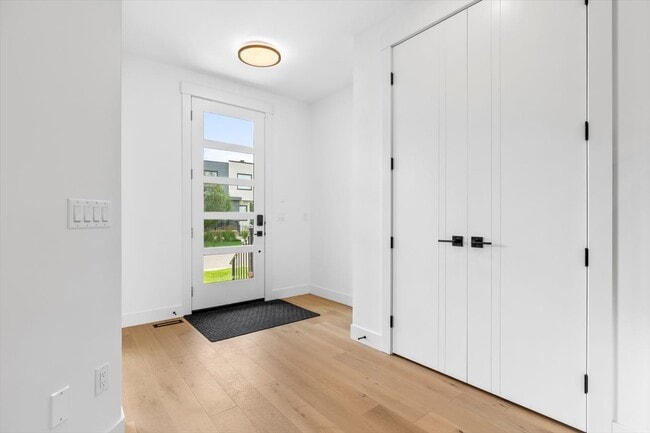 Photo du bâtiment - 906-939 Street SW