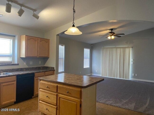 Foto del edificio - 533 E Angeline Ave