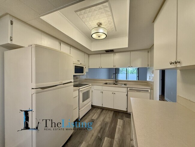 Building Photo - 2131 Ridge Rd S