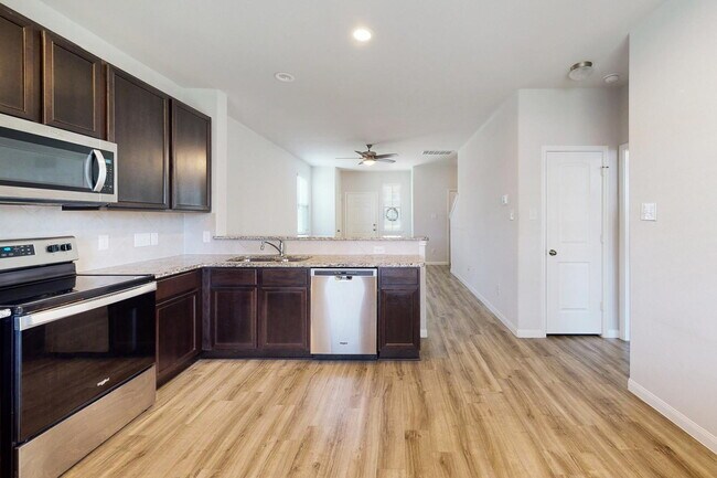 Foto del edificio - 5 bedroom 2.5 bath home in Bryan