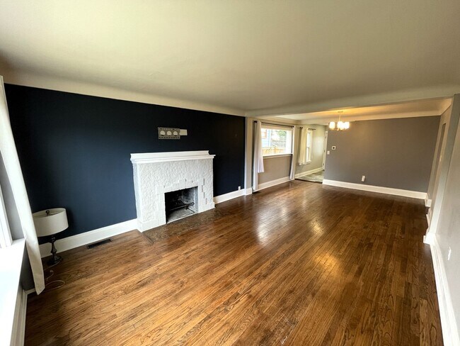 Foto del edificio - Charm and Convenience: Renovated 1928 Home...