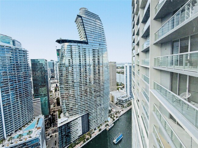 Foto del edificio - 475 Brickell Ave