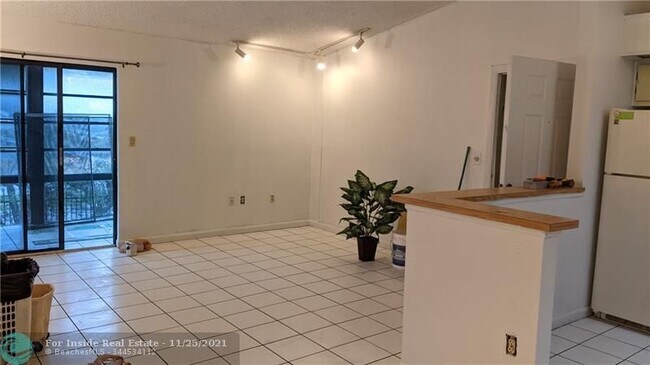 Building Photo - 933 NE 199th St