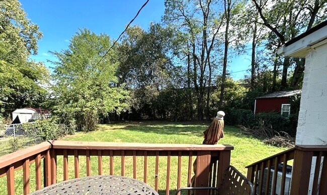 Building Photo - Brick 3 bedroom, 2 bath ranch style home, ...