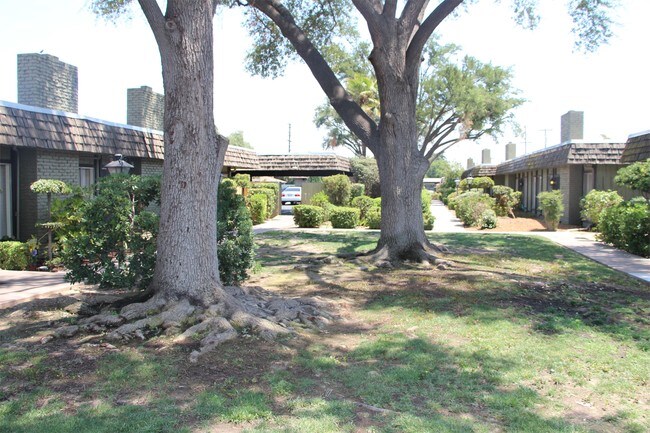 Building Photo - 3683 N Fruit Ave