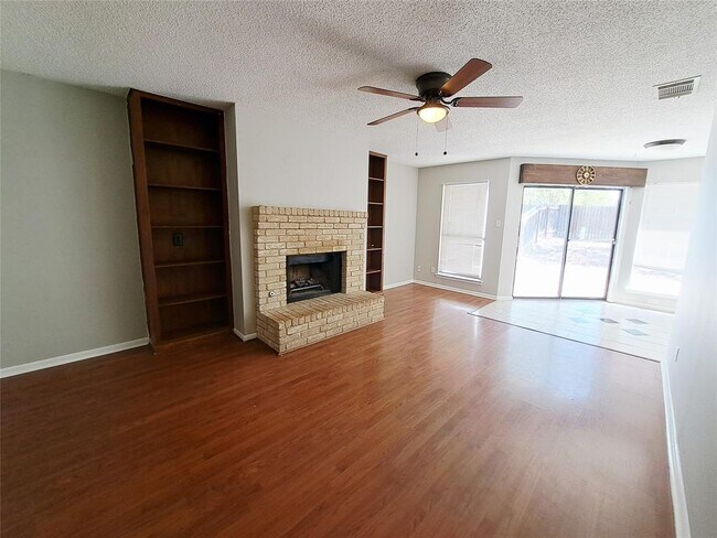 Foto del edificio - 9009 Sanger Dr