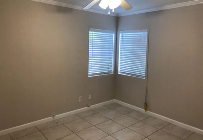 Building Photo - 2-bedroom Detached House w/ Gated Driveway!