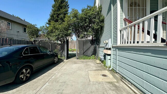 Foto del edificio - Spacious Upper Unit of a Duplex in Downtow...
