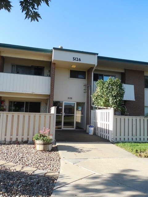 2 bed 2 bath condo with community pool and on site parking! - 2 bed 2 bath condo with community pool and on site parking!