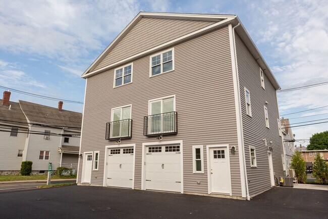 Building Photo - 63 Bacon St