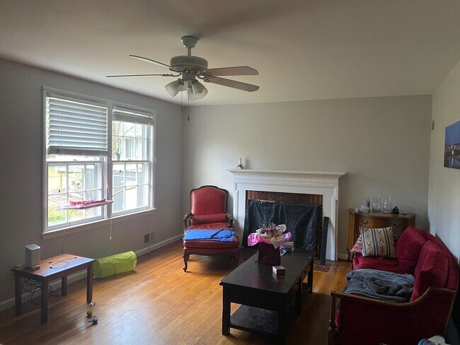 Foto del edificio - 10696 Montrose Ave