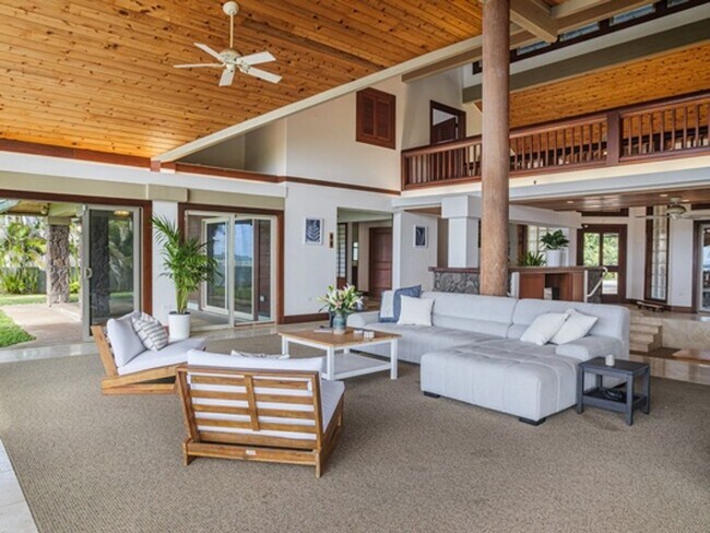 Foto del edificio - Konishiki Beachhouse: 4BR Beachfront Home w/ Pool