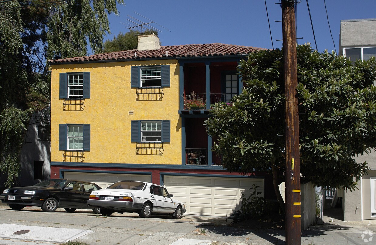 Building Photo - 2403-2411 Ivy Dr