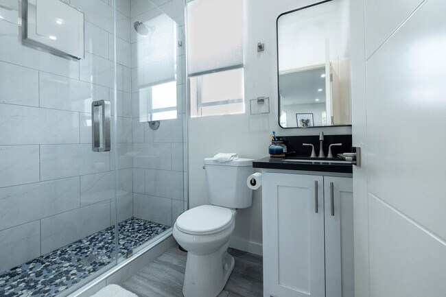 Foto del edificio - 1128 W 39th St