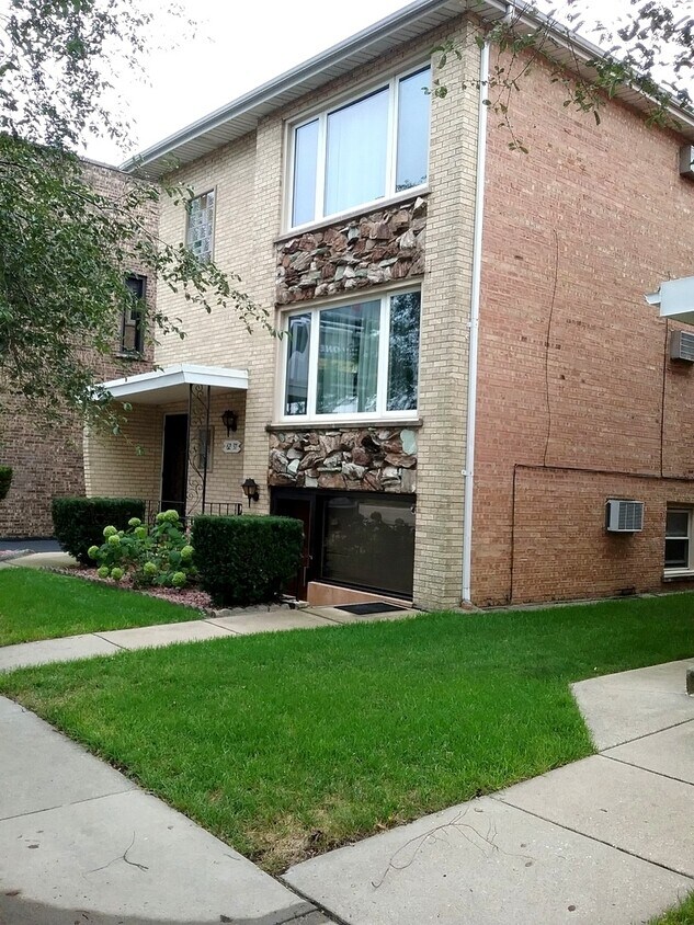 6237 W 63rd St Unit 2, Chicago, IL 60638 Room for Rent in Chicago, IL