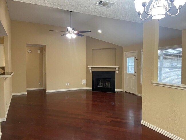 Foto del edificio - 700 David Curry Dr