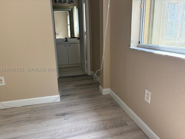 Foto del edificio - 1690 NE 33rd Ave