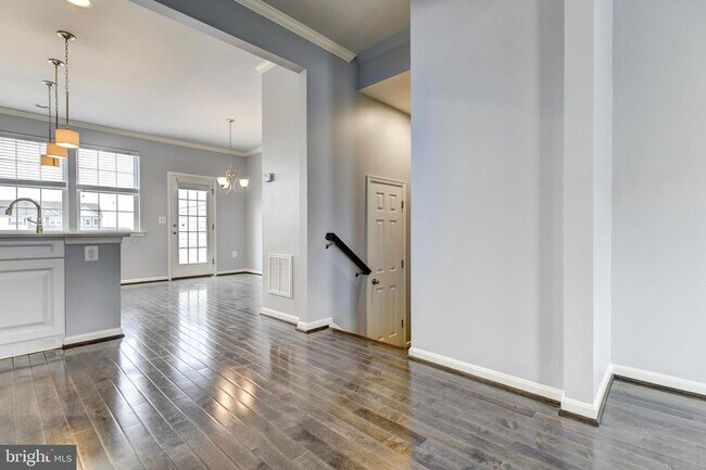 Foto del edificio - 44104 Turf Field Square