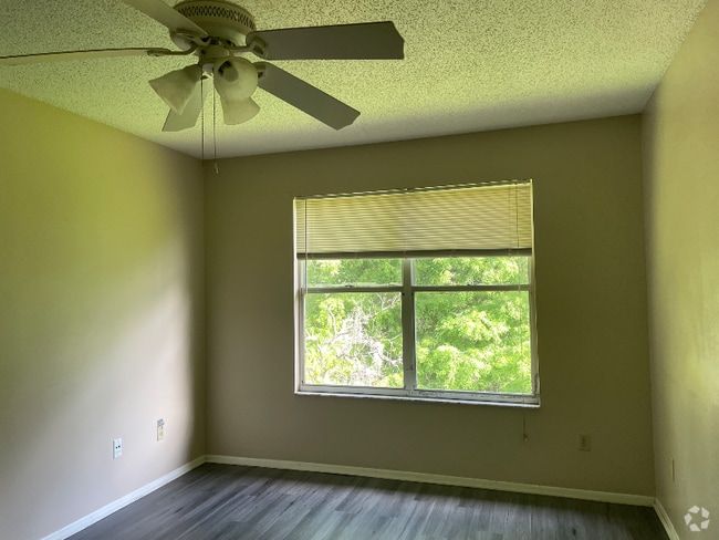 Building Photo - 2208 Northlake Dr