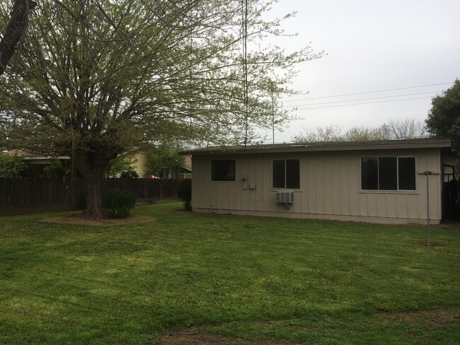 Building Photo - 3 BEDROOM HOUSE! APPLY NOW!!