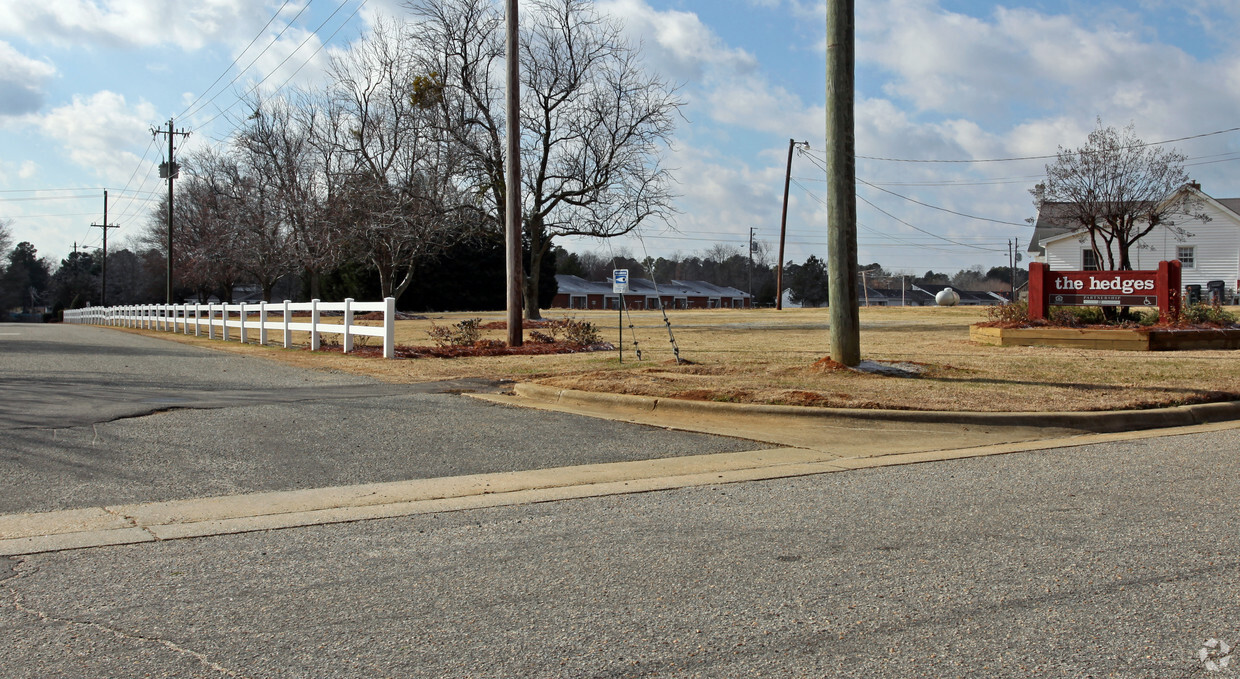 Building Photo - The Hedges Apartments