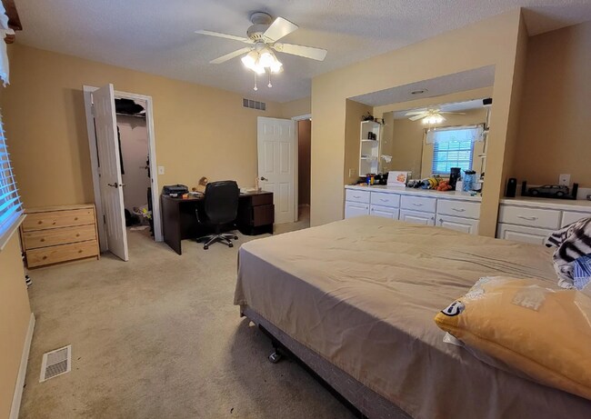 Foto del edificio - 1605 Lyndhurst Dr