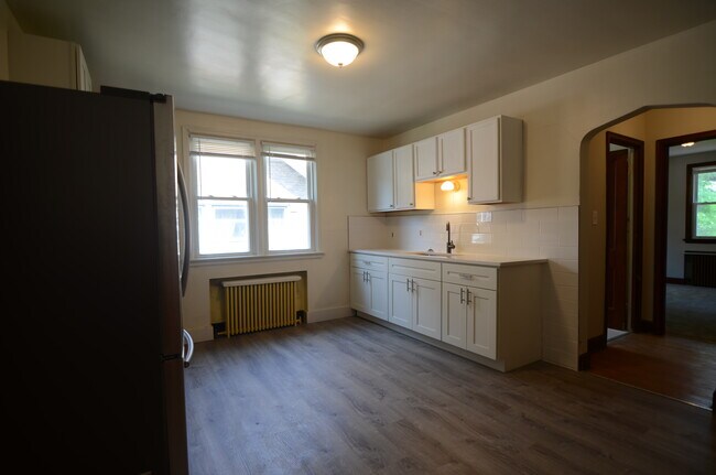 Building Photo - 100 Martin St