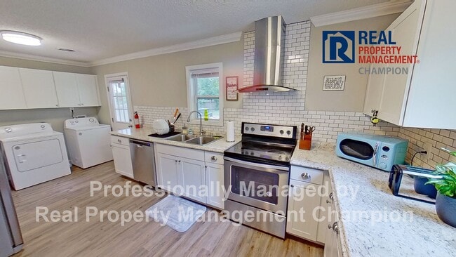 Building Photo - Beautifully Updated with Fenced Yard and O...