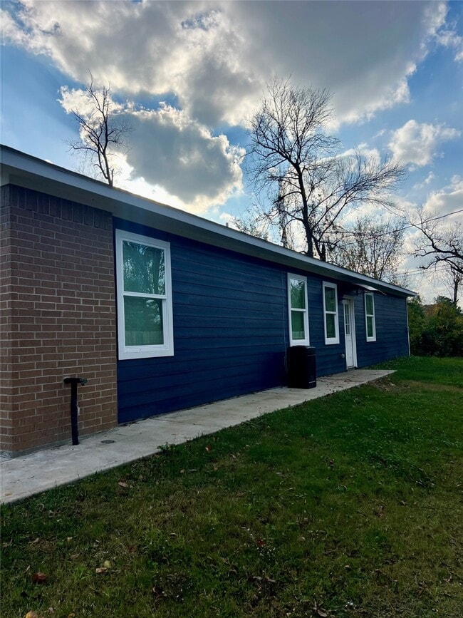 Building Photo - 9811 Leath St