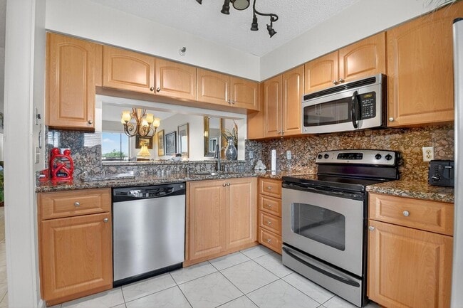 Foto del edificio - 14460 Strathmore Ln