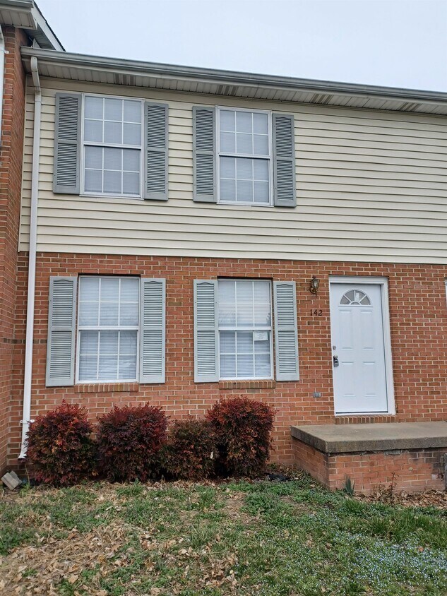 Primary Photo - 142 Nottoway Dr