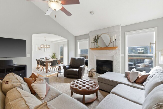 Foto del edificio - 5 bed/ 3 bath Single Family Home.