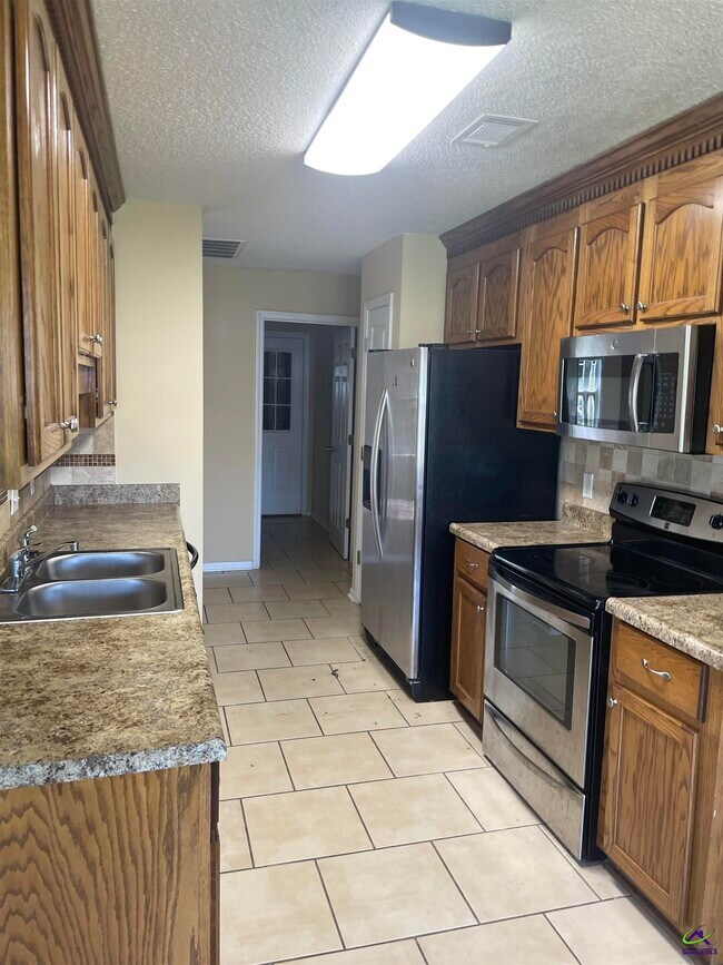 Building Photo - 302 Myles Ln