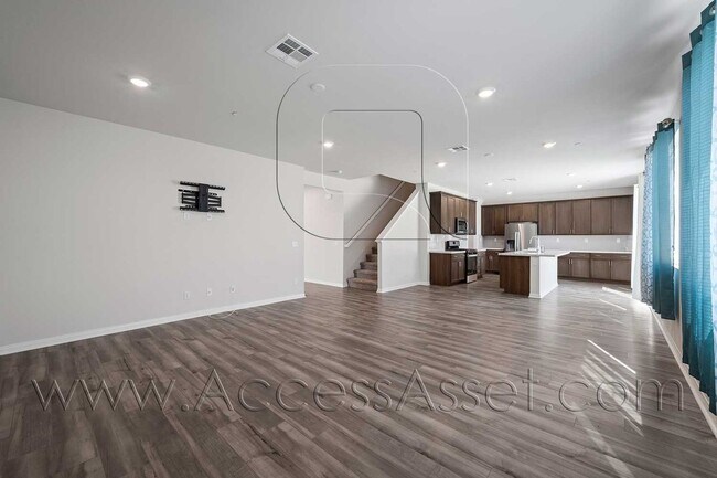 Building Photo - Spacious 5 Bed/3 Bath Home Near Military I...