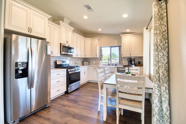 Cocina y comedor - 15671 Ridgeway Ave