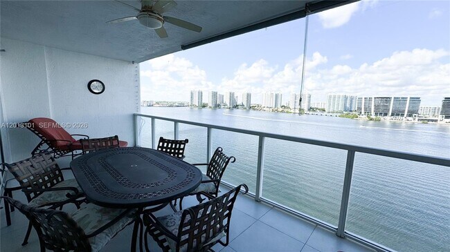 Foto del edificio - 18100 N Bay Rd