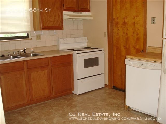 Building Photo - 900 NE 68th St