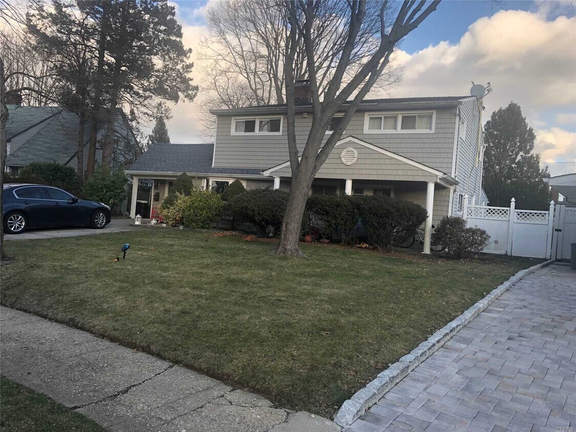 27 Mist Ln, Westbury, NY 11590 House for Rent in Westbury, NY