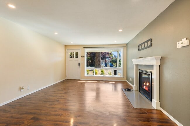 Foto del edificio - Light-Filled 3BR Home w/ Large Fenced in Yard