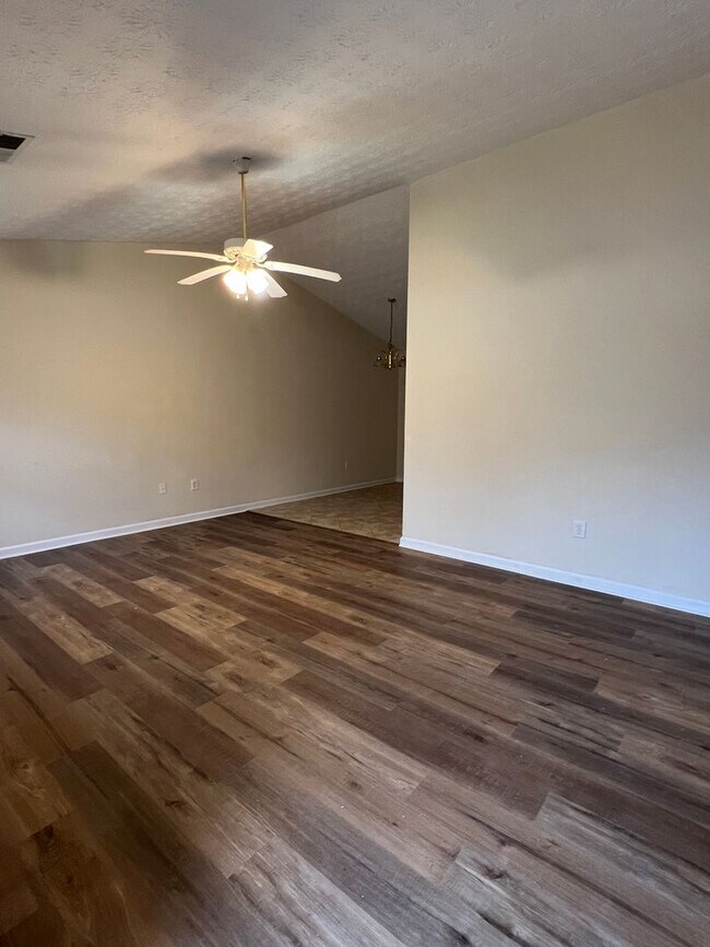 Building Photo - Charming 3 Bedroom 2 Bath Home located on ...