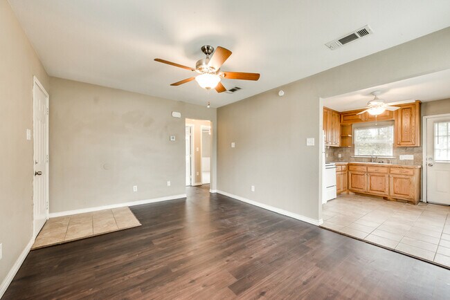 Building Photo - 701 Cedar Dr