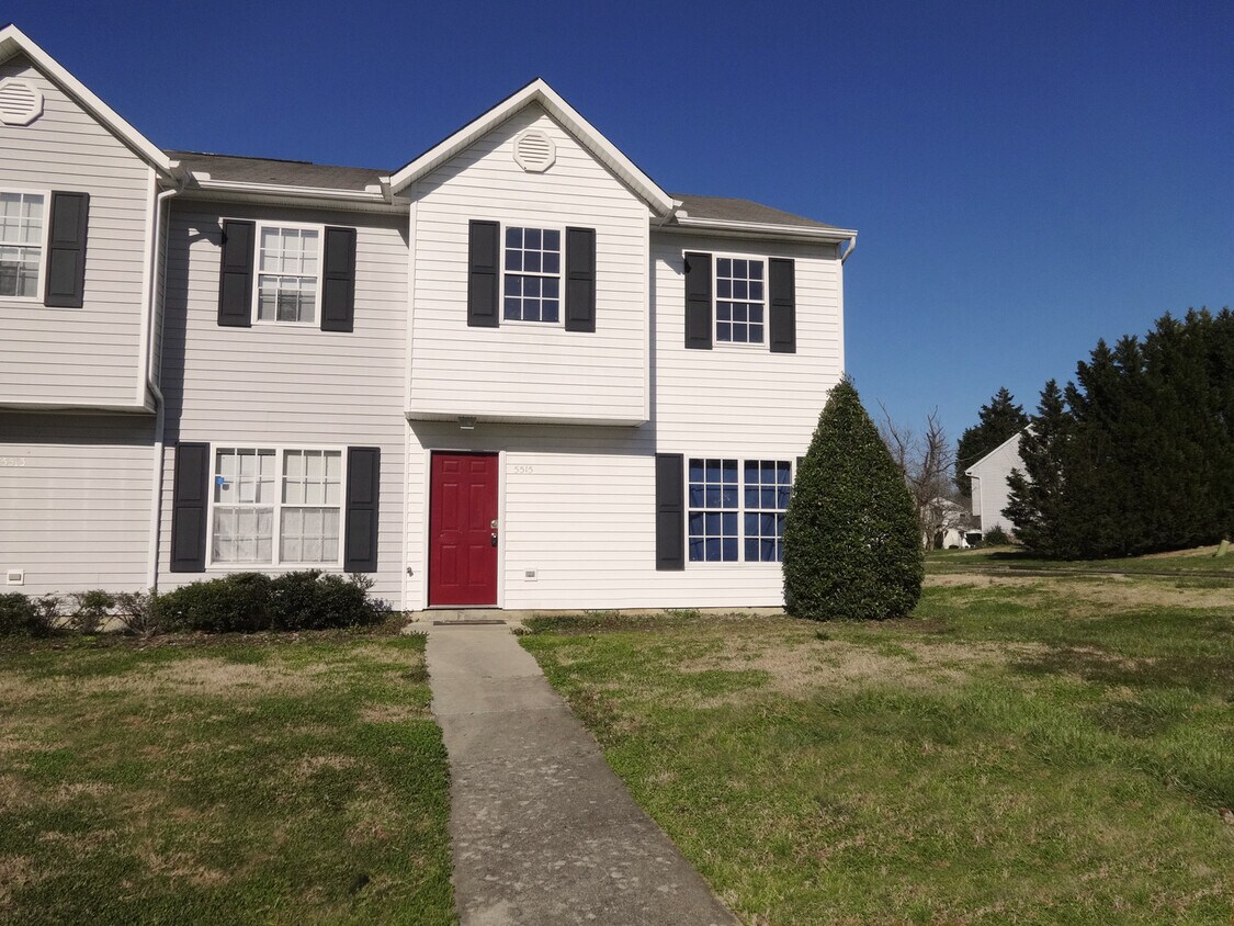 Foto principal - End-Unit Townhouse! Storage Space! Fenced-...