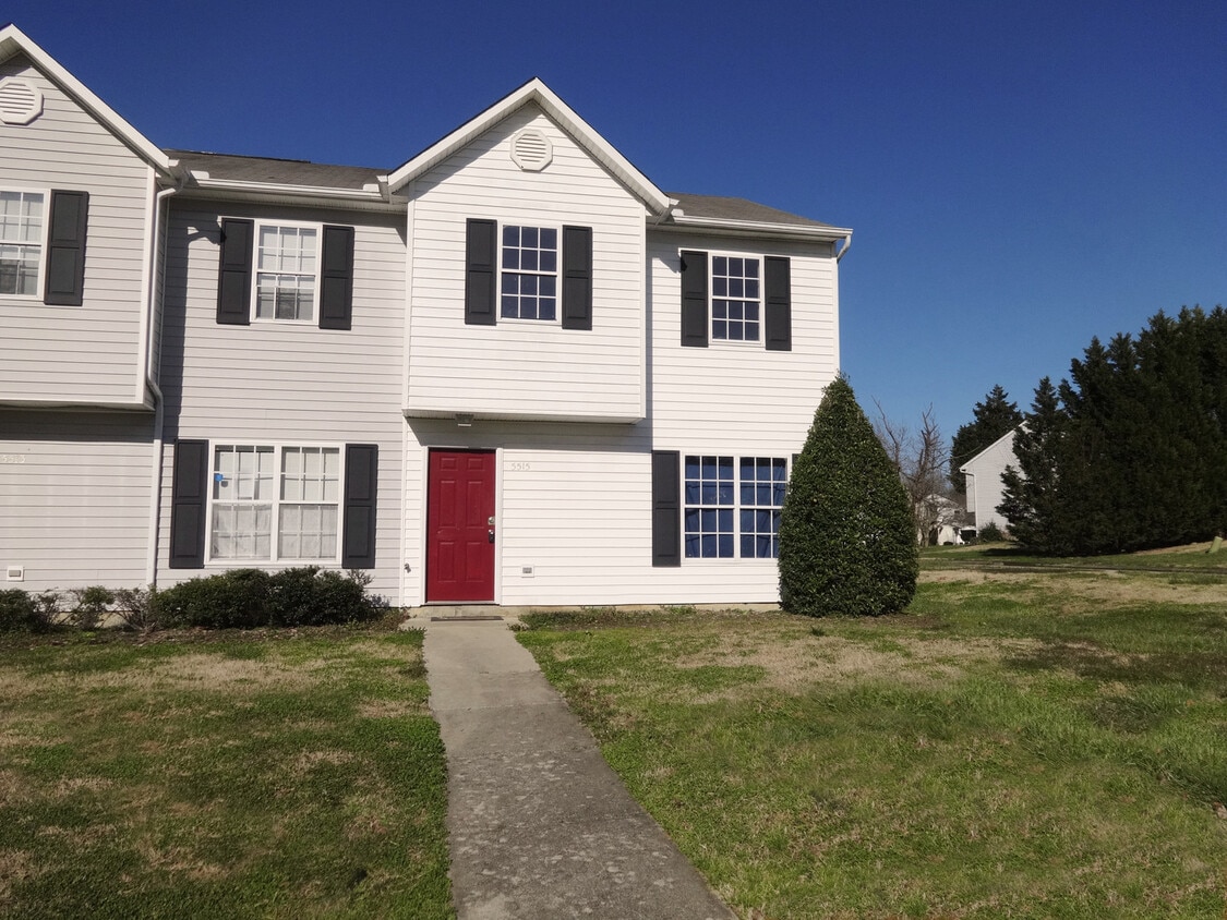 Primary Photo - End-Unit Townhouse! Storage Space! Fenced-...