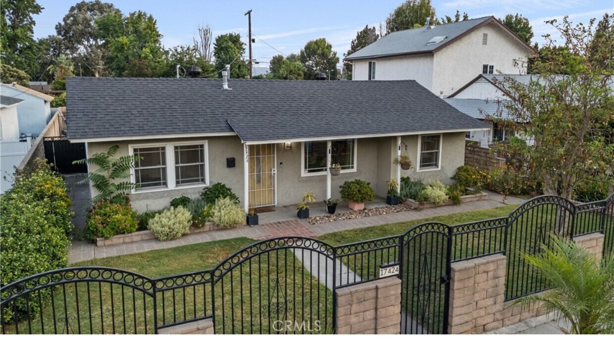 Primary Photo - 17424 Saticoy St