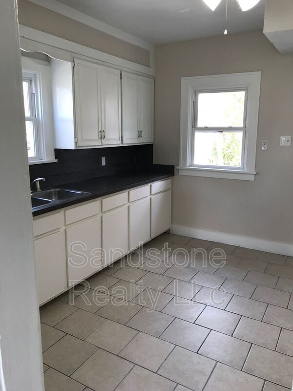 Foto del edificio - 1527 E 204th St